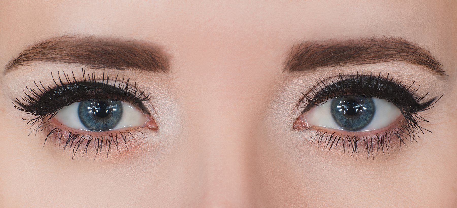 Fotografija oči, ki so naličene z eyelinerjem.