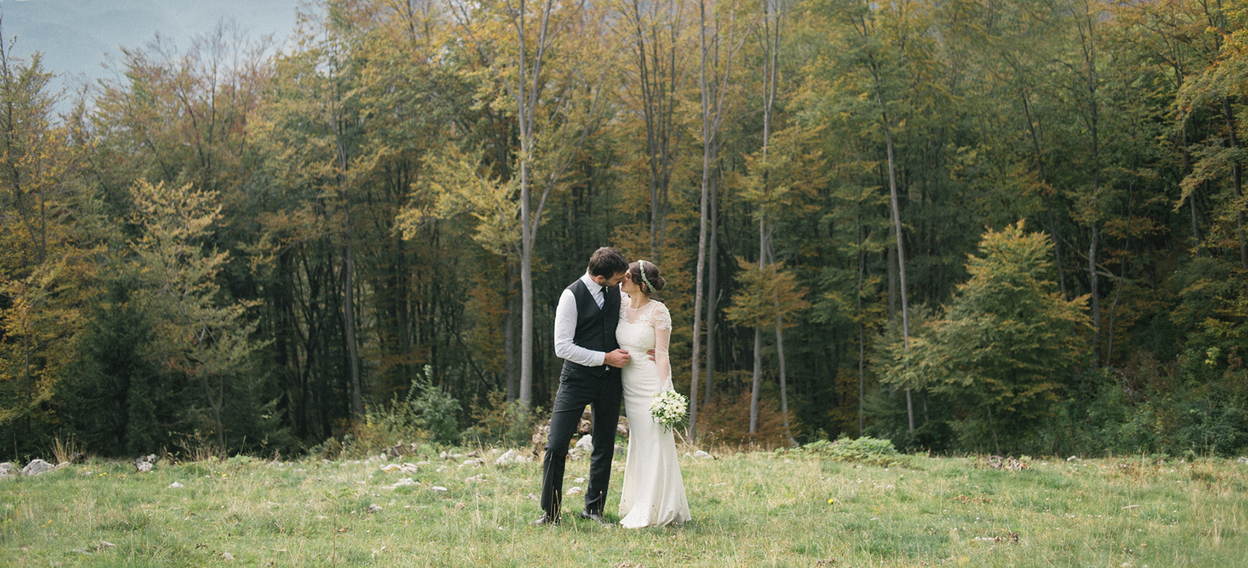 Poročno fotografiranje na travniku.